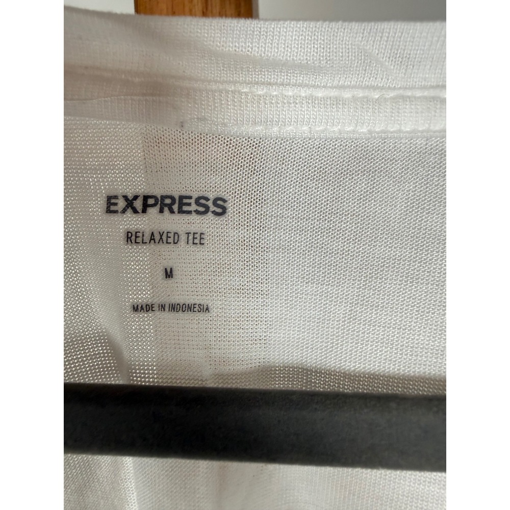 Express Relaxed Tee Womens Medium White V-Neck Short Sleeve Knit T-Shirt - Picture 2 of 4
